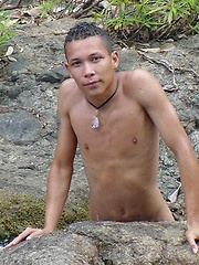 Sporty latino twink rubs his muscled ass outdoors