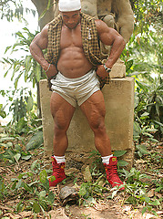Roberto Bueno showing muscles in the jungle