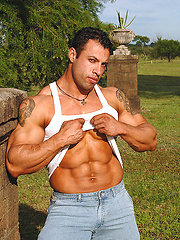 Super hot bodybuilder Dick Ruggerio outdoor photos