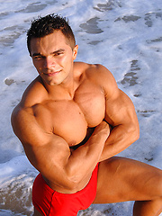 Muscleman Jardel jerking off after beach session