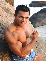Muscleman Jardel jerking off after beach session
