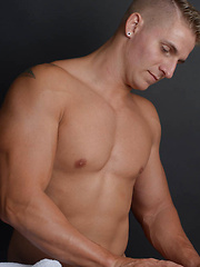 Damien Crosse & Logan Vaughn: Massage Fuck